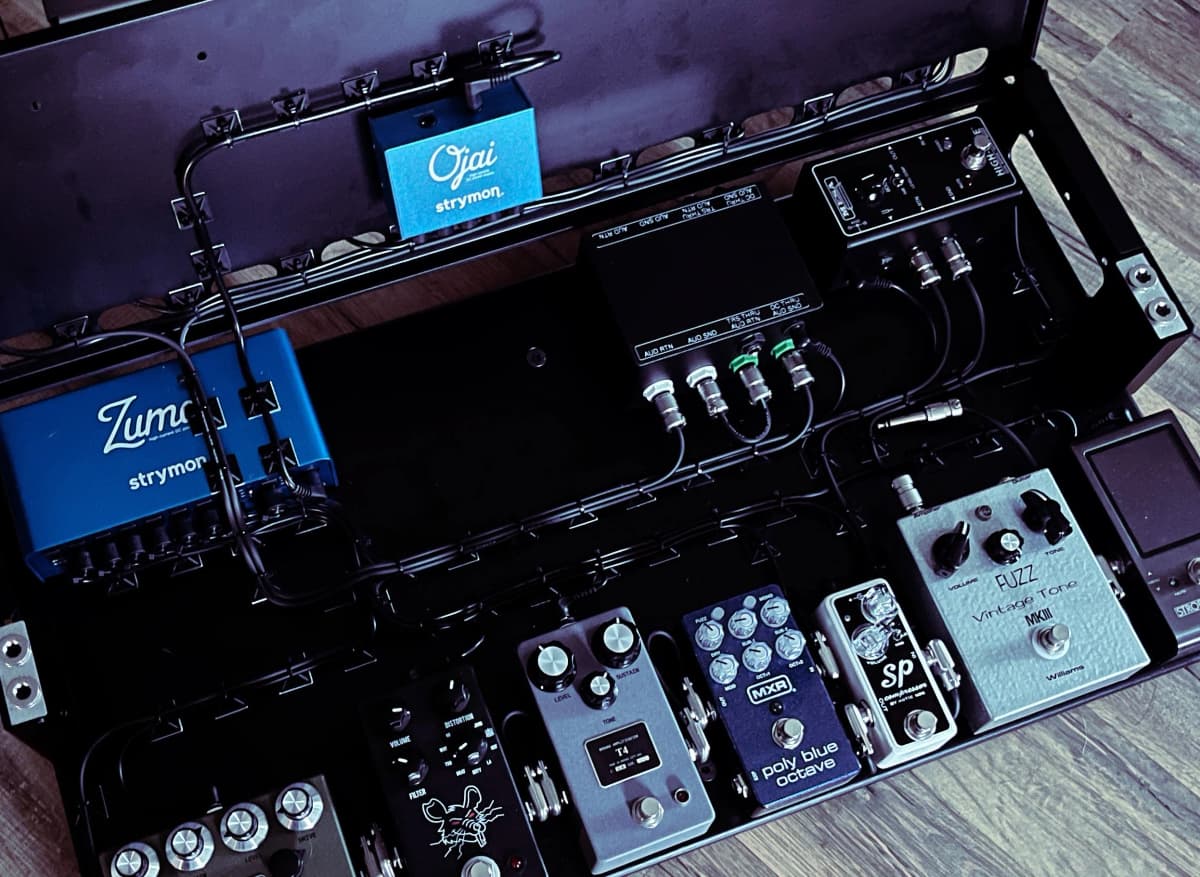 Cable routing and power on a Rig Doctor pedalboard